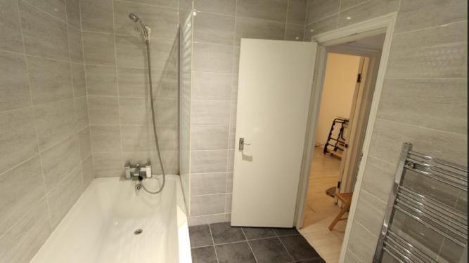Family Room With Shared Kitchen And Bathroom In Angel Zone 1 Guest house London